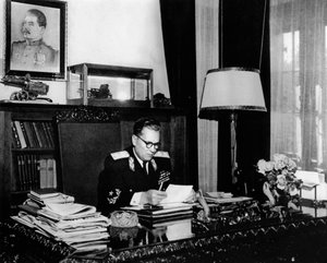 Jugoslawischer Führer Marschall Josip Broz Tito in seinem Büro, Belgrad, Jugoslawien, um 1946-1947 von Unbekannt
