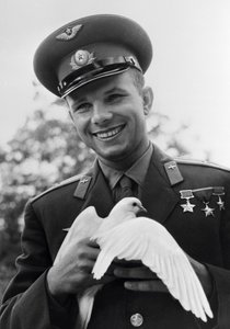 Juri Gagarin, russischer Kosmonaut, ca. 1963-1964 von Unbekannt