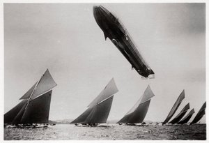 Zeppelin LZ11 Viktoria Luise im Flug während der Kieler Regatta, Deutschland, 1912, 1933 von Unbekannt