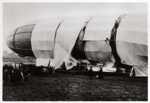 Zeppelin LZ2 nach seiner Zerstörung, 1906, 1933 von Unbekannt