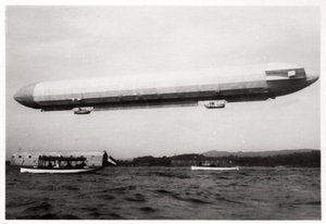Zeppelin LZ3 in der Luft, Deutschland, um 1906-1908, 1933