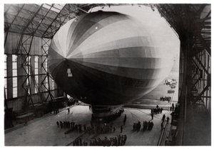 Zeppelin LZ 127 Graf Zeppelin fährt in seinen Hangar, 1933