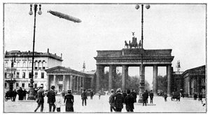 Zeppelin-Luftschiff überquert das Brandenburger Tor, Berlin, Erster Weltkrieg, 1914