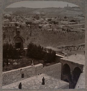 Zionstor. Der Ölberg und der Skopusberg in der Ferne