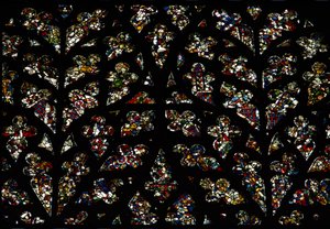 Abstrakte Muster aus Fragmenten von Glasmalereien des 13. Jahrhunderts im Bischofsauge-Fenster, südliches Rosenfenster