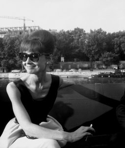 Schauspielerin Audrey Hepburn am Set des Films "Paris When It Sizzles" 13. Juli 1962 von Unbekannt Unbekannt