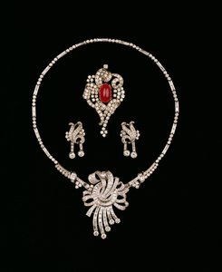 Art-Deco-Diamantschmuck: Baguette-Diamantbrosche-Anhänger, Cabochon-Rubin- und Diamantschleifenbrosche, Diamant-Ohrringe von Unbekannt Unbekannt