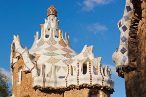 Barcelona, Spanien. Detail des Pavillons am Eingang zum Parc Güell. UNESCO-Weltkulturerbe. von Unbekannt Unbekannt