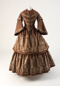 Braunes und cremefarbenes Seidenkleid mit Volants, 1850er Jahre von Unbekannt Unbekannt
