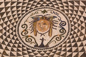 Carmona, Provinz Sevilla, Spanien. Römisches Mosaik der Medusa im Rathaus. von Unbekannt Unbekannt