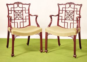 Chippendale-Mahagoni-Esszimmerstühle im chinesischen Geschmack, Oberleisten gekrönt von einer Herzogskrone und einem Greifenwappen, um 1760
