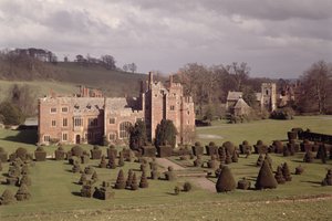 Außenansicht mit Formschnittgarten und Kirche dahinter, Compton Wynyates, Warwickshire, spätes 15. - frühes 16. Jahrhundert von Unbekannt Unbekannt