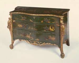 Grün lackierte und teilweise vergoldete Serpentin-Kommode, im Stil von Thomas Chippendale von Unbekannt Unbekannt