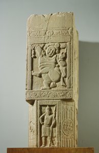 Grünlicher Kalksteinpfeiler mit einem tanzenden Zwerg und einem skythischen Soldaten, Nagarjunakonda, AP, 3. Jahrhundert n. Chr.