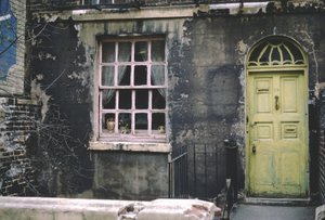 Haus mit grüner Tür, Euston, London, 1967 von Unbekannt Unbekannt