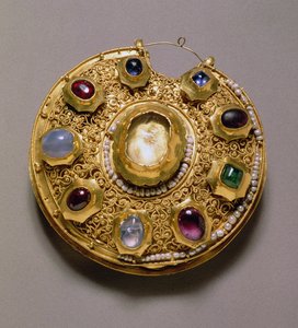 Kolt-Medaillon, Gold mit Perlen und Edelsteinen, Cloisonné, Emaille, Filigran- und Granulationsdekoration, Rjasan, 12. Jahrhundert