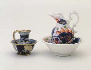 Links: Crown Staffordshire Krug und Becken und rechts: Walisischer Balusterkrug und Becken