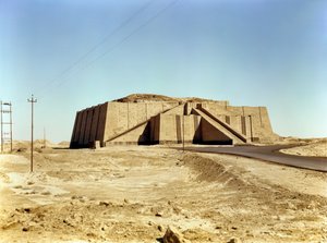 Nordöstliche Fassade des Zikkurats, um 2100 v. Chr. von Unbekannt Unbekannt