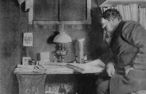 Otto Nordenskjöld an seinem Schreibtisch, Snow Hill, Antarktis, 1901-03
