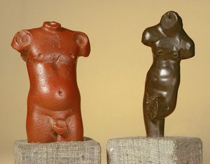Roter Sandstein männlicher Torso und grauer Sandstein Tänzer, Harappa, 2300-1750 v. Chr. von Unbekannt Unbekannt