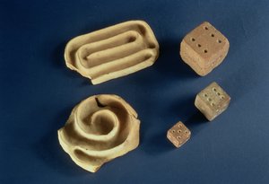 Sandstein-Würfel und Terrakotta-Labyrinthspiel, Harappa, 2300-1750 v. Chr.