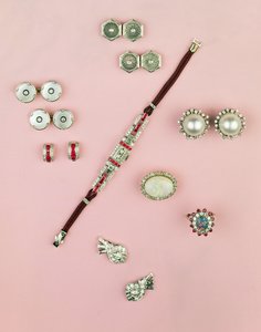 Auswahl an Art-Deco-Schmuck; Kaliber geschnittener Rubin-Uhr; Knopf, Manschettenknopf und Knöpfe; Ohrringe; Mabe-Perlen- und Diamant-Ohrringe von Unbekannt Unbekannt