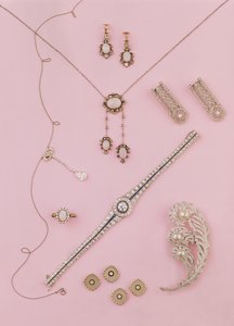 Auswahl an edwardianischem und Art-Deco-Schmuck: Opalohrringe und Anhänger; Diamant-Negligé-Anhänger; Straußenfederbrosche; Diamant- und Onyx-Manschettenknöpfe und -knöpfe