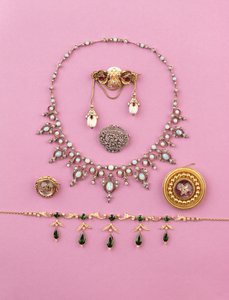 Auswahl an viktorianischem Schmuck: Turmalin- und geteilte Perlen-Fransen-Halskette; Rosendiamant-Ovalbrosche; Opal- und Diamant-Halskette; Cabochon-Amethyst-Sternbrosche; Essex-Kristall eines fauchenden Tigers