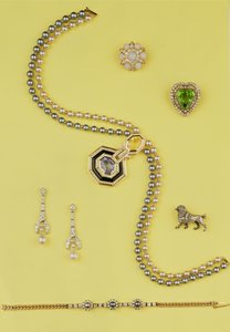Auswahl an Schmuck: Art-Deco-Stil Zuchtperlenkette mit gelben und blauen Saphiren; Diamant- und Perlenanhänger-Ohrringe; Opal- und Rosendiamant-Cluster-Sternbrosche; Rosendiamant-Pudel-Brosche