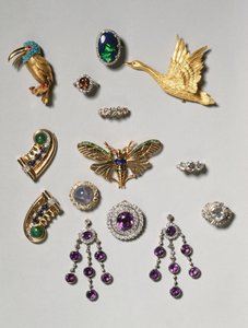 Auswahl an Schmuck: Amethyst- und Diamant-Kronleuchter-Ohrringe; Kabuchon-Sternsaphir- und Diamantbrosche; Schwarzer Opalring; Amethyst- und Diamantbrosche oder -anhänger; Goldener fliegender Schwan-Clip-Brosche; Tiff