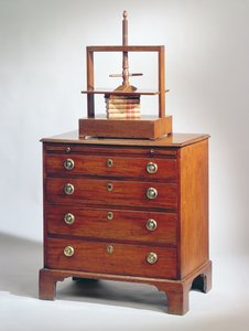 Kleine Mahagoni-Kommode von Sheraton, ca. 1790, gekrönt von einem Mahagoni-Buchpresse