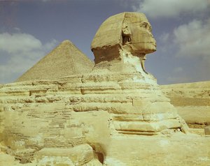 Die Sphinx und die Große Pyramide von Khufu in Gizeh (Altes Reich, ca. 2613-2494 v. Chr.)