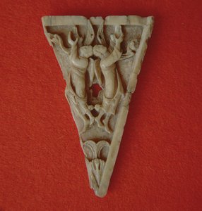 Dreieckiges Elfenbeinpanel, darstellend zwei Engel, ca. 1000