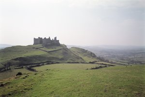 Blick auf Carreg Cennen Castle, Südwales, erbaut ca. 1350 von Unbekannt Unbekannt
