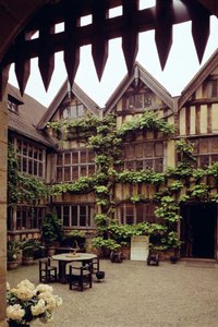 Blick auf den Innenhof, Hever Castle, Kent, spätes 15. Jahrhundert von Unbekannt Unbekannt