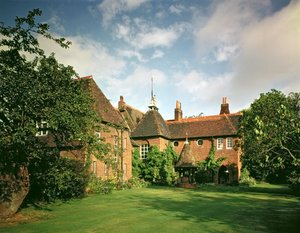 Ansicht des Äußeren des Red House, Bexleyheath, entworfen von William Morris (1834-96) mit Philip Webb als Architekt, fertiggestellt 1859