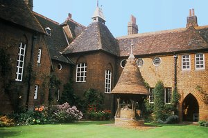 Blick auf das Äußere des Roten Hauses, Bexleyheath, entworfen von William Morris (1834-96) mit Philip Webb als Architekt, fertiggestellt 1859