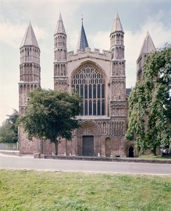 Ansicht der Westfassade der Rochester Kathedrale, erbaut ca. 1150
