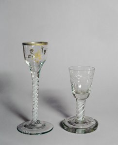 Weinglas mit vergoldeter Dekoration, Schießglas-Schale und opakem Drehstiel, um 1760