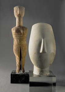 (Lto R) Figur mit verschränkten Armen, Kykladisch; Kopf einer Frau, Fragment einer Statue, aus Keros, Frühe Kykladische II Periode ca. 2700-2400 v. Chr. (Marmor)
