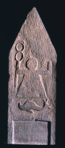 00357 Votivstele, die Tanit, Göttin von Karthago, darstellt, die einen Hermesstab mit einem Delphin hält und eine Inschrift darunter, phönizisch, aus Tophet El-Horfa, Algerien, 2.-1. Jahrhundert v. Chr.