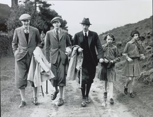 10. Herzog mit seinen vier Kindern, Billy, Andrew, Anne und Elizabeth in Bolton Abbey, ca. 1938