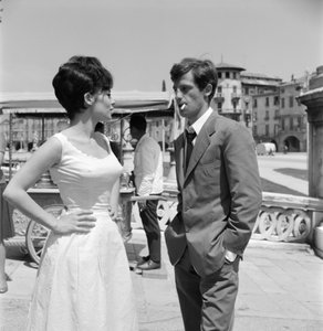 Abano Terme (Italien): Dreharbeiten zum Film „Die Betrüger“: Der Schauspieler Jean-Paul Belmondo und die Schauspielerin Pascale Petit - 1960 von Unbekannt