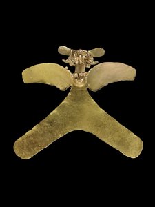 Ein goldener Vogelanhänger aus Costa Rica, der Raubvogel mit einem offenen Schnabel, der ein kleines lockiges Tier greift, ca. 800-1200
