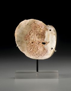 Ein Maya-Brustschild mit dem Profil eines Würdenträgers, ca. 450-650 von Unbekannt