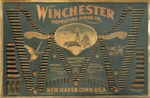 Ein Winchester-Patronen-Display-Board, mit einer umfassenden Auswahl an Metall-, Messing- und Papierhülsen-Gewehr- und Schrotpatronen, angeordnet in Form eines erweiterten "W"