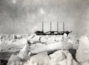 Ein Viermastschiff segelt zwischen den Eisbergen