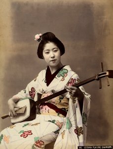 Eine Geisha spielt Shamisen (koloriertes Foto) von Unbekannter Künstler