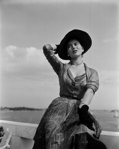 Ein Model trägt Christian Dior Mode in Venedig, 3. Juni 1951: Schwarze Handschuhe und Hut von Unbekannt