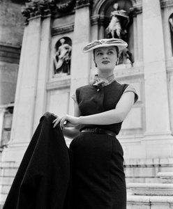 Ein Model trägt Christian Dior Mode in Venedig, 3. Juni 1951: Vor La Salute von Unbekannt